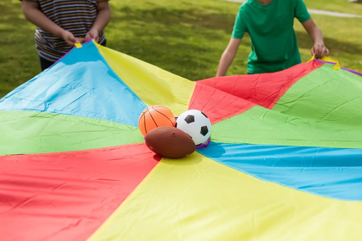 Kinder spielen draussen bei der Ferienbetreuung